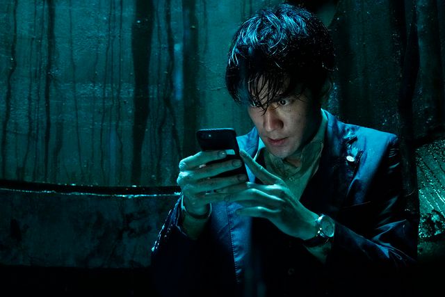 中島裕翔がマンホールに落下…『#マンホール』場面カット：フォトギャラリー