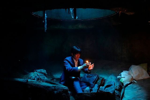 中島裕翔がマンホールに落下…『#マンホール』場面カット（2枚目）