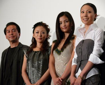 左から、曽利文彦監督、松雪泰子、黒木メイサ、mink