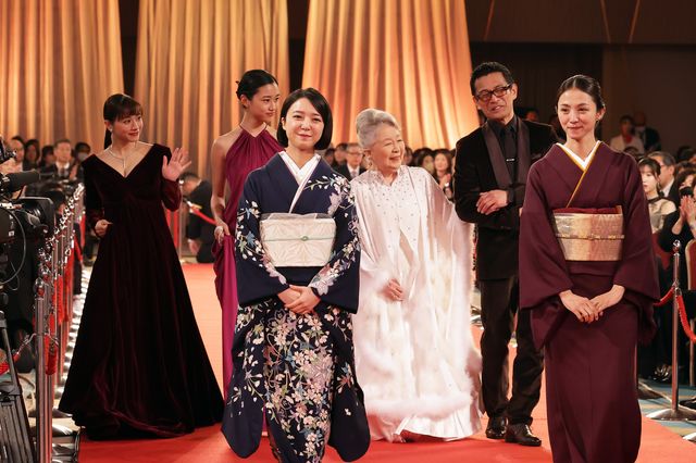 （左）石原さとみ