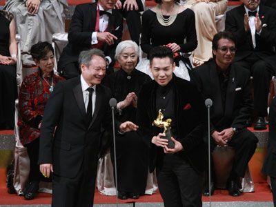 アン・リー監督から祝福されるアンソニー・チェン監督（左から）