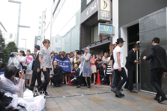 三代目JSBのサプライズ登場に銀座騒然！フォトギャラリー（8枚目）