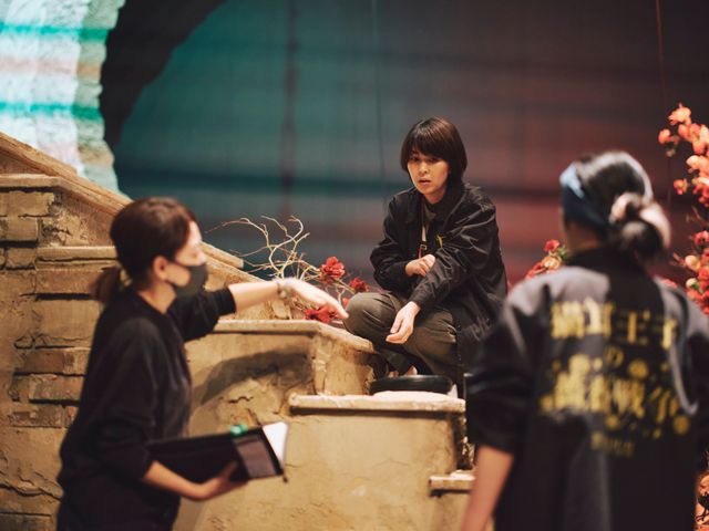 松たか子＆松村北斗『ファーストキス 1ST KISS』メイキングカット＜5枚＞（2枚目）