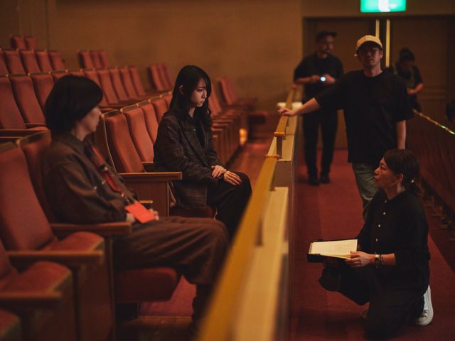 松たか子＆松村北斗『ファーストキス 1ST KISS』メイキングカット＜5枚＞（4枚目）