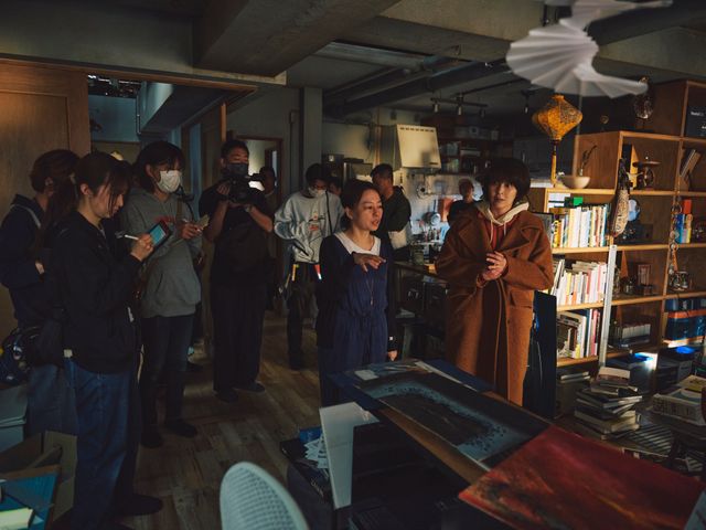 松たか子＆松村北斗『ファーストキス 1ST KISS』メイキングカット＜5枚＞（5枚目）