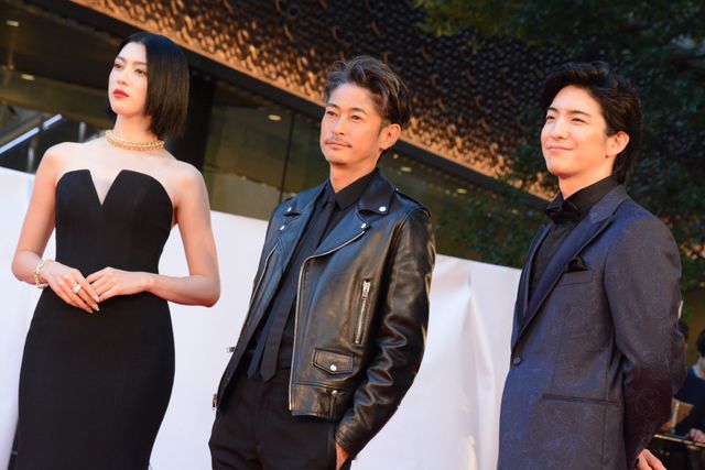 『ナックルガール』三吉彩花＆窪塚洋介らレッドカーペットに！全身も（2枚目）