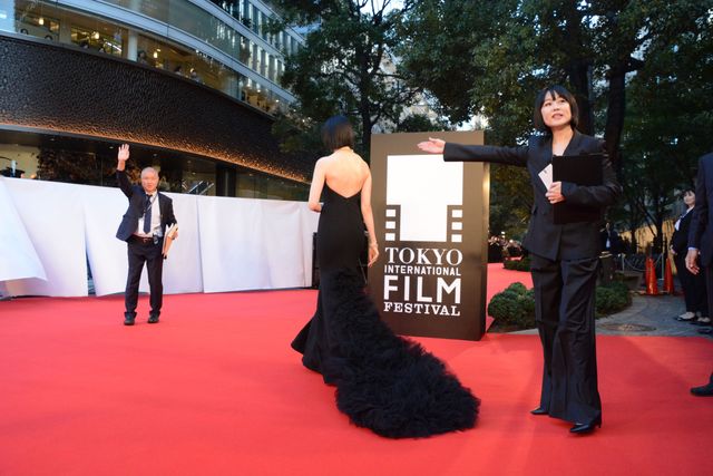 『ナックルガール』三吉彩花＆窪塚洋介らレッドカーペットに！全身も（3枚目）