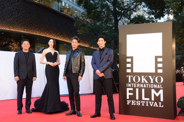 『ナックルガール』三吉彩花＆窪塚洋介らレッドカーペットに！全身も（5枚目）