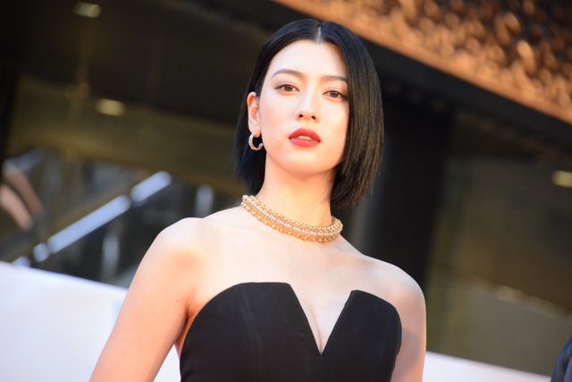 『ナックルガール』三吉彩花＆窪塚洋介らレッドカーペットに！全身も（8枚目）
