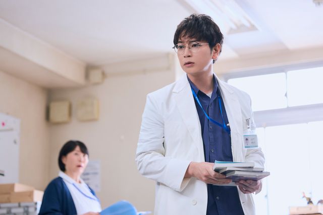 【ネタバレ】松本潤＆仲里依紗が「ラッキーセブン」以来の共演　日曜劇場「19番目のカルテ」第1話場面写真：フォトギャラリー