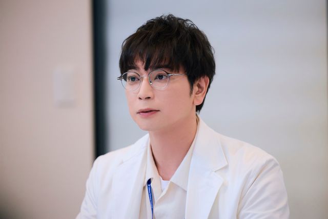 【ネタバレ】松本潤＆仲里依紗が「ラッキーセブン」以来の共演　日曜劇場「19番目のカルテ」第1話場面写真（3枚目）