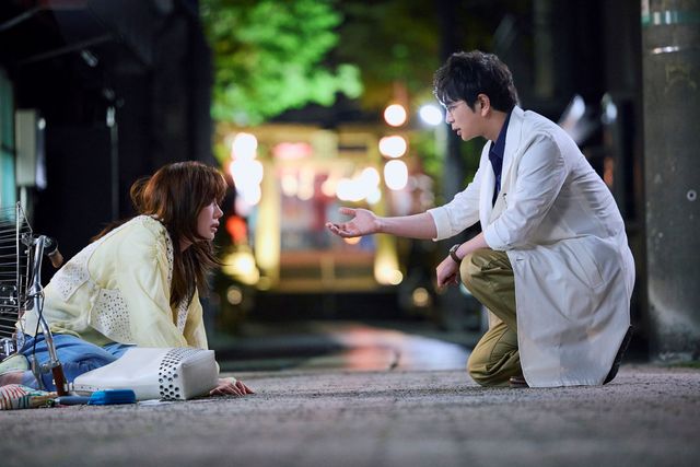 【ネタバレ】松本潤＆仲里依紗が「ラッキーセブン」以来の共演　日曜劇場「19番目のカルテ」第1話場面写真（8枚目）