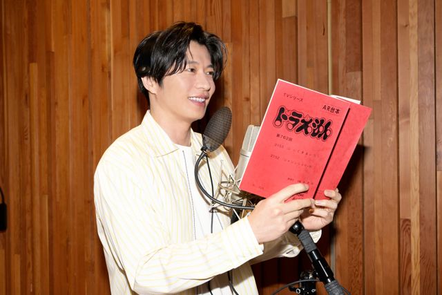 田中圭、アイドルと熱愛発覚の人気俳優役！「ドラえもん」場面写真（4枚目）