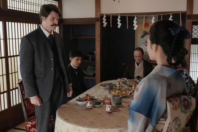 ヘブン（トミー・バストウ）が犯した過ちは…朝ドラ「ばけばけ」第54回の場面写真（2枚目）