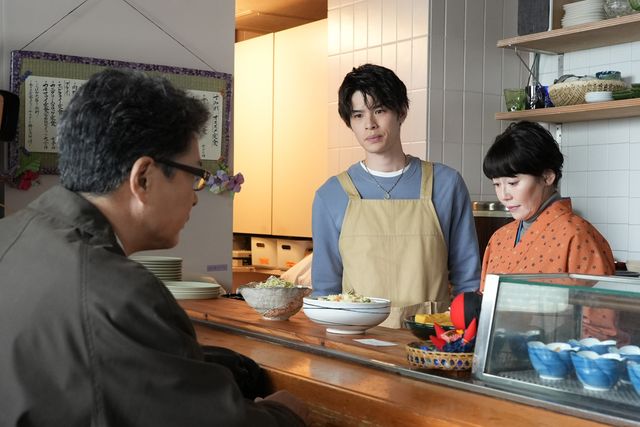 河村（田中哲司）がすみれ（須藤理彩）の店に…「真犯人フラグ」第15話場面カット：フォトギャラリー