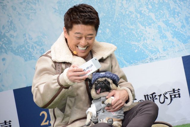 坂上忍＆IMALU、愛犬を抱っこ！『野性の呼び声』公開記念イベント（10枚目）