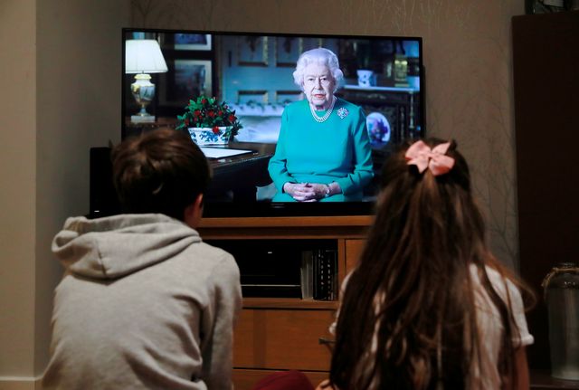 英国のエリザベス女王（93）が5日夜、国民に向けて異例のテレビ演説を行い、新型コロナウイルス危機は必ず克服できると呼びかけた。 写真はハートフォード在住の家庭で撮影。