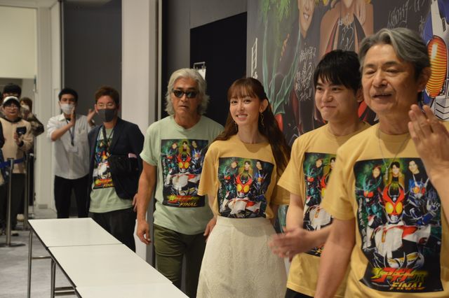「真アギト展」名古屋会場にオリキャス10名サプライズ登場！賀集利樹＆要潤＆牧山雄亮らファンとハイタッチ（7枚目）