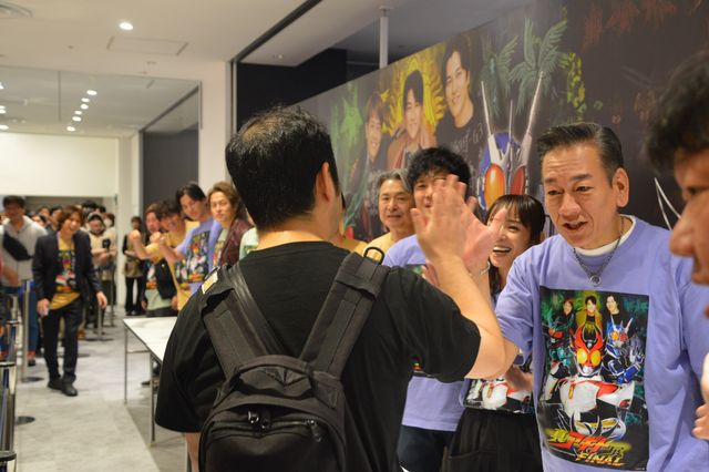 「真アギト展」名古屋会場にオリキャス10名サプライズ登場！賀集利樹＆要潤＆牧山雄亮らファンとハイタッチ（11枚目）