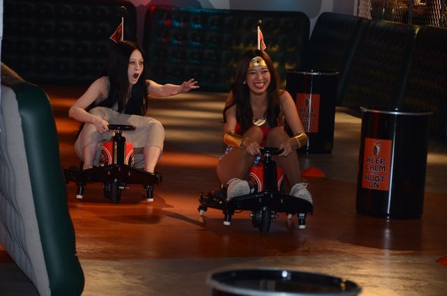 『呪怨』伽椰子がフーターズガールとカートレース！写真ギャラリー：フォトギャラリー