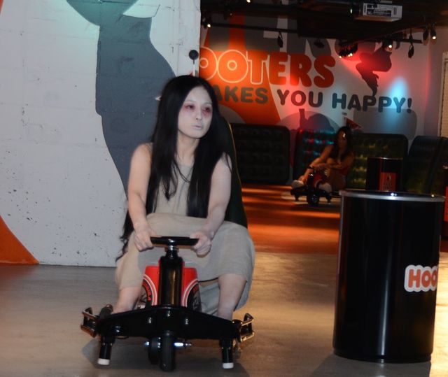 『呪怨』伽椰子がフーターズガールとカートレース！写真ギャラリー（5枚目）