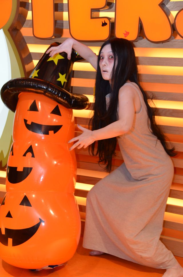 『呪怨』伽椰子がフーターズガールとカートレース！写真ギャラリー（6枚目）