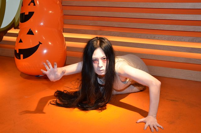 『呪怨』伽椰子がフーターズガールとカートレース！写真ギャラリー（8枚目）