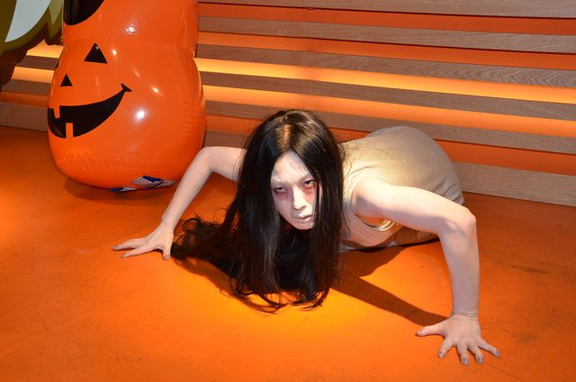 『呪怨』伽椰子がフーターズガールとカートレース！写真ギャラリー（9枚目）