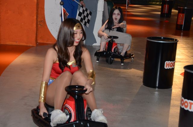 『呪怨』伽椰子がフーターズガールとカートレース！写真ギャラリー（12枚目）