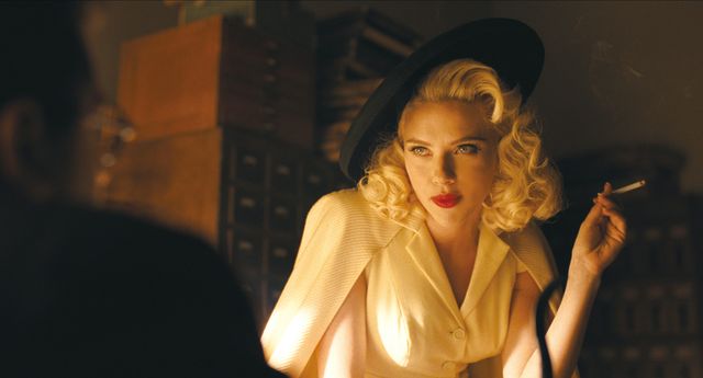 スカヨハ、お色気たっぷりのハリウッド女優役！コーエン兄弟最新作『ヘイル、シーザー！』場面写真ギャラリー：フォトギャラリー