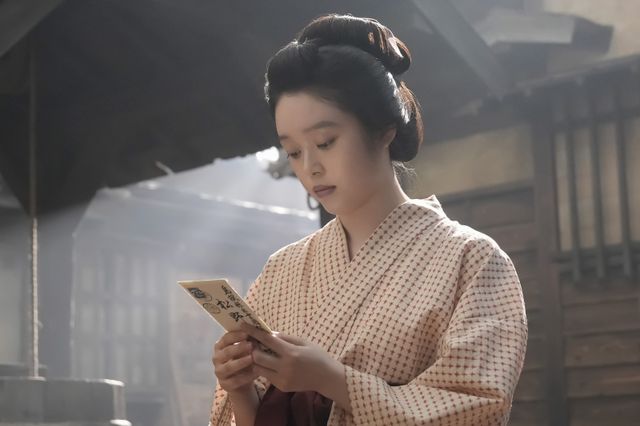 イライザ（シャーロット・ケイト・フォックス）と再会…朝ドラ「ばけばけ」第62回の場面写真（3枚目）