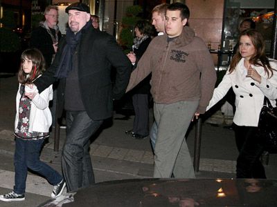 仲良く手をつないでいたジョン・トラヴォルタ一家。ジョンとケリーと手をつないでいる少年が亡くなったジェットくん-昨年11月