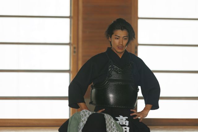 色気がすごい…赤西仁演じるジャズバーのオーナー新規カット6枚「匿名の恋人たち」（4枚目）