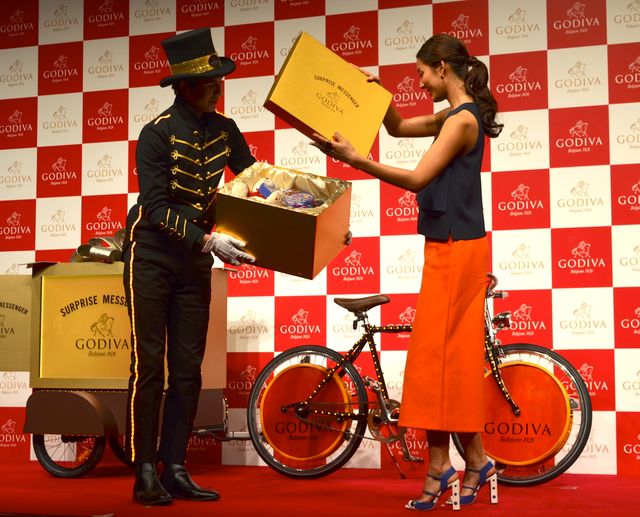 すみれ、ゴディバ社長からのサプライズチョコにご満悦！フォトギャラリー（2枚目）