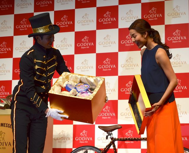 すみれ、ゴディバ社長からのサプライズチョコにご満悦！フォトギャラリー（3枚目）