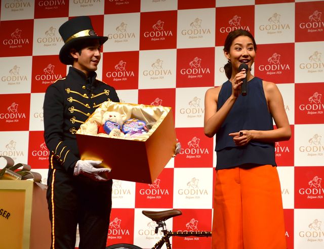 すみれ、ゴディバ社長からのサプライズチョコにご満悦！フォトギャラリー（4枚目）