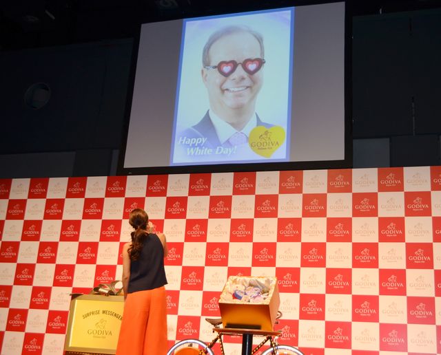 すみれ、ゴディバ社長からのサプライズチョコにご満悦！フォトギャラリー（5枚目）
