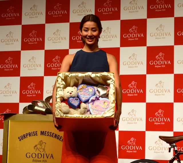 すみれ、ゴディバ社長からのサプライズチョコにご満悦！フォトギャラリー（8枚目）
