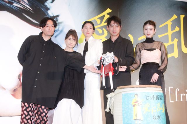 馬場ふみか、シースルーの装いで魅了！江口のりこ、小泉孝太郎らと『愛に乱暴』完成披露：フォトギャラリー