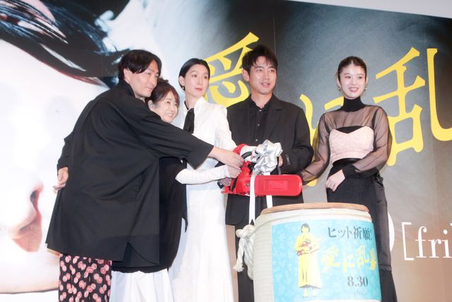 馬場ふみか、シースルーの装いで魅了！江口のりこ、小泉孝太郎らと『愛に乱暴』完成披露（2枚目）