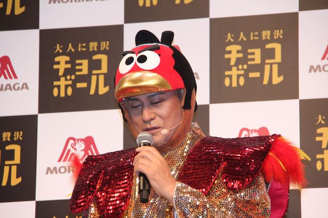 松平健、キョロちゃん風衣装でサンバ披露！　画像ギャラリー（2枚目）