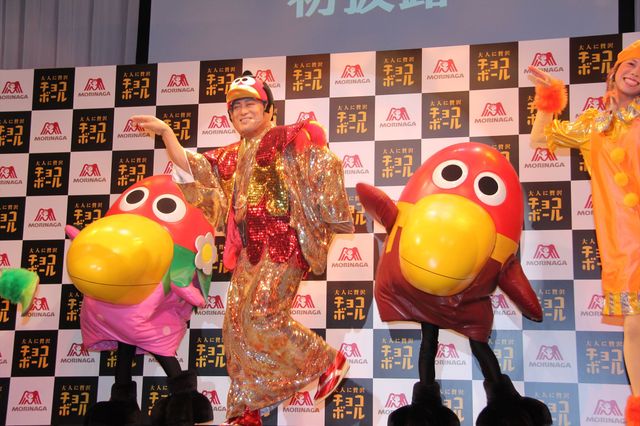 松平健、キョロちゃん風衣装でサンバ披露！　画像ギャラリー（4枚目）