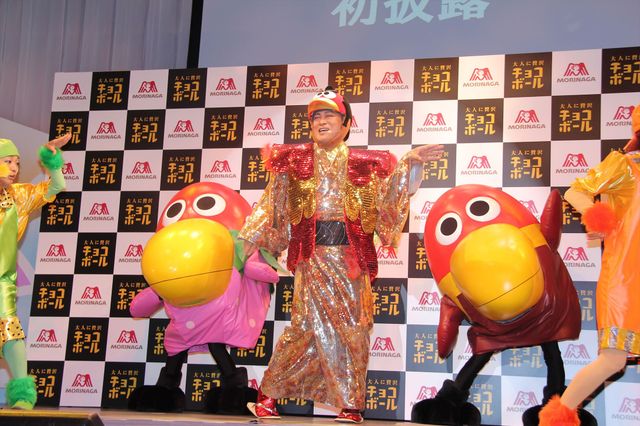 松平健、キョロちゃん風衣装でサンバ披露！　画像ギャラリー（6枚目）