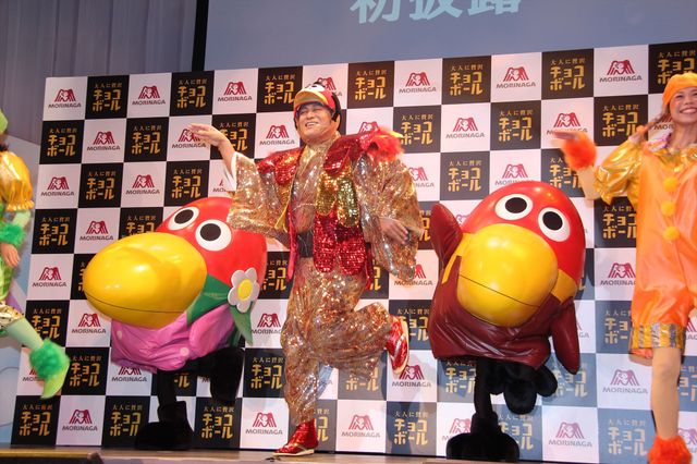 松平健、キョロちゃん風衣装でサンバ披露！　画像ギャラリー（7枚目）