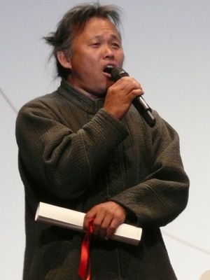 受賞をよろこぶキム・ギドク監督-第64回カンヌ国際映画祭