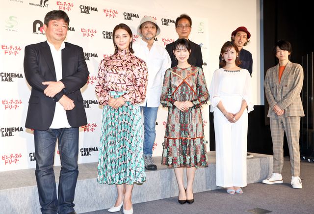 後列左から押井守監督、小中和哉監督、上田慎一郎監督、前列左から本広克行監督、秋元才加、小川紗良、ヒロシエリ、飯島寛騎