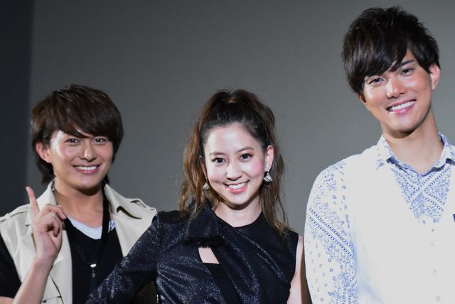 河北麻友子、美脚をチラリ！劇場版『白鳥麗子でございます！』初日舞台あいさつフォトギャラリー（4枚目）