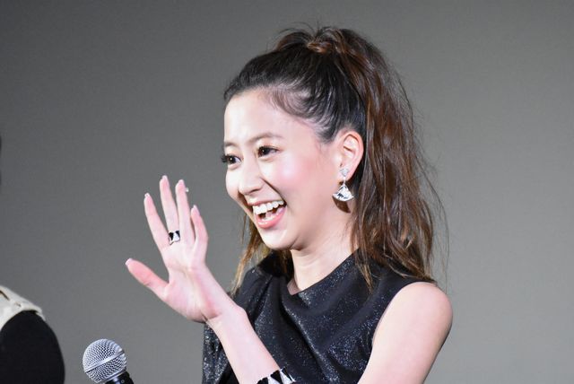 河北麻友子、美脚をチラリ！劇場版『白鳥麗子でございます！』初日舞台あいさつフォトギャラリー（6枚目）