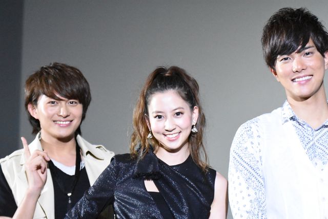 河北麻友子、美脚をチラリ！劇場版『白鳥麗子でございます！』初日舞台あいさつフォトギャラリー（13枚目）