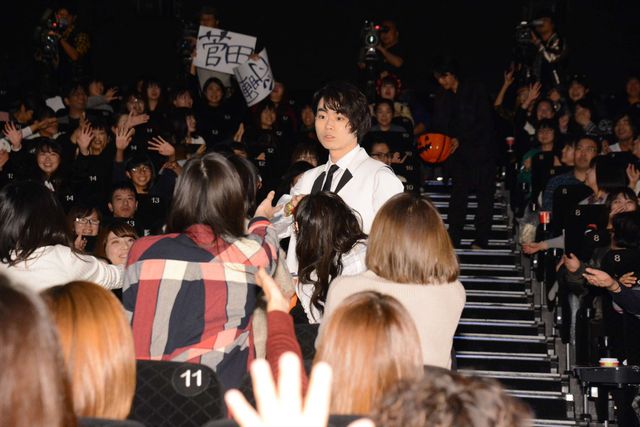 東出昌大、池松壮亮、菅田将暉が観客と触れ合う！初日舞台あいさつフォトギャラリー（2枚目）